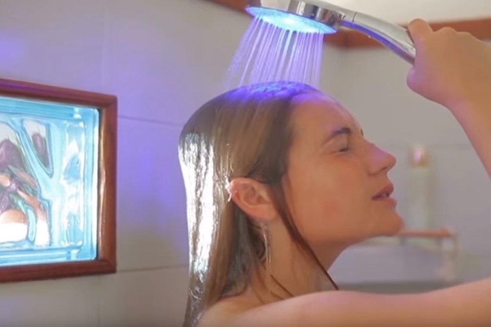 Imagem de Chuveiro inteligente Hydrao muda de cor de acordo com gasto de água no tecmundo