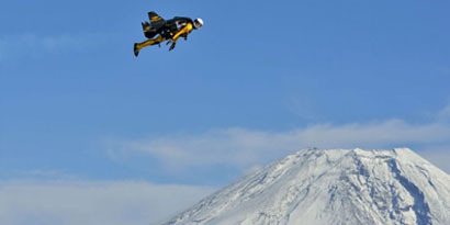 Imagem de Piloto circula Monte Fuji com seu jetpack no site TecMundo