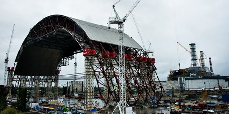 Imagem de Gigantesco arco de aço cobrirá o reator 4 de Chernobyl por mais 100 anos no site TecMundo