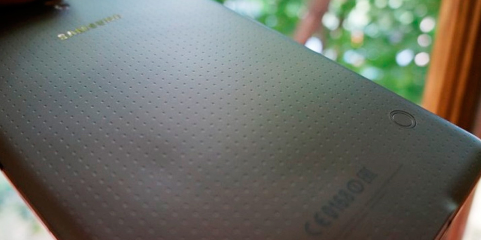 Imagem de Tampa traseira do Galaxy Tab S fica deformada devido superaquecimento no site TecMundo