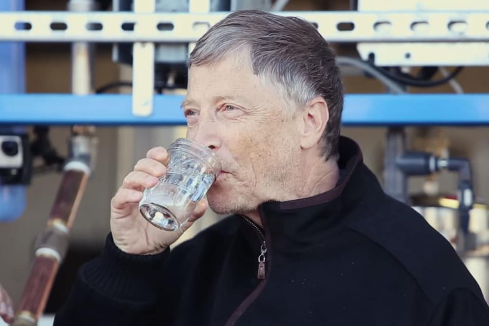 Imagem de Bill Gates tomou: máquina transforma cocô em água limpa em 5 minutos no site TecMundo