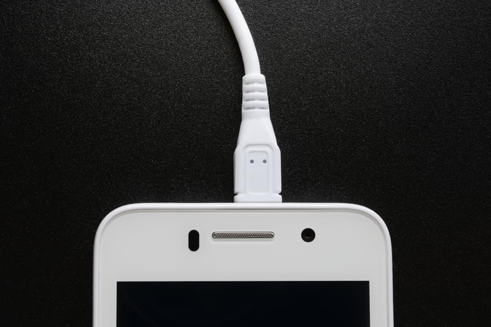 Imagem de Afinal, tem problema deixar o smartphone conectado na tomada a noite toda? no site TecMundo