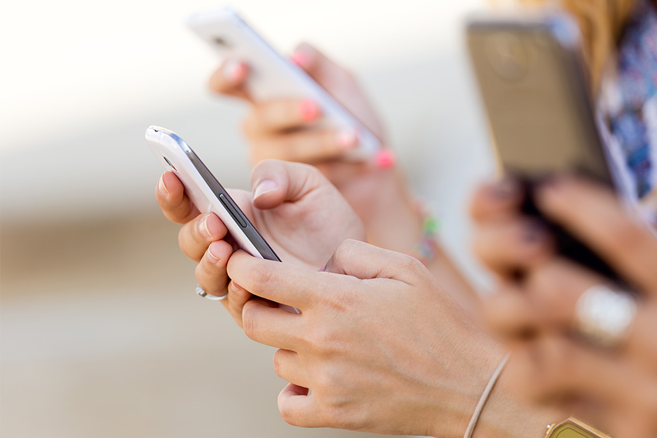 Imagem de 12 smartphones bons e baratos para você não quebrar o porquinho no tecmundo