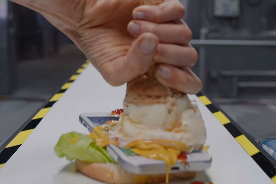 Imagem de Sobrevive a qualquer coisa: operadora promove S6 Active em novo vídeo no tecmundo