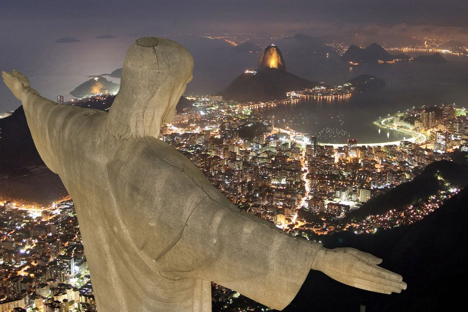 Imagem de Loucura: russos invadem e escalam Cristo Redentor durante a noite no tecmundo