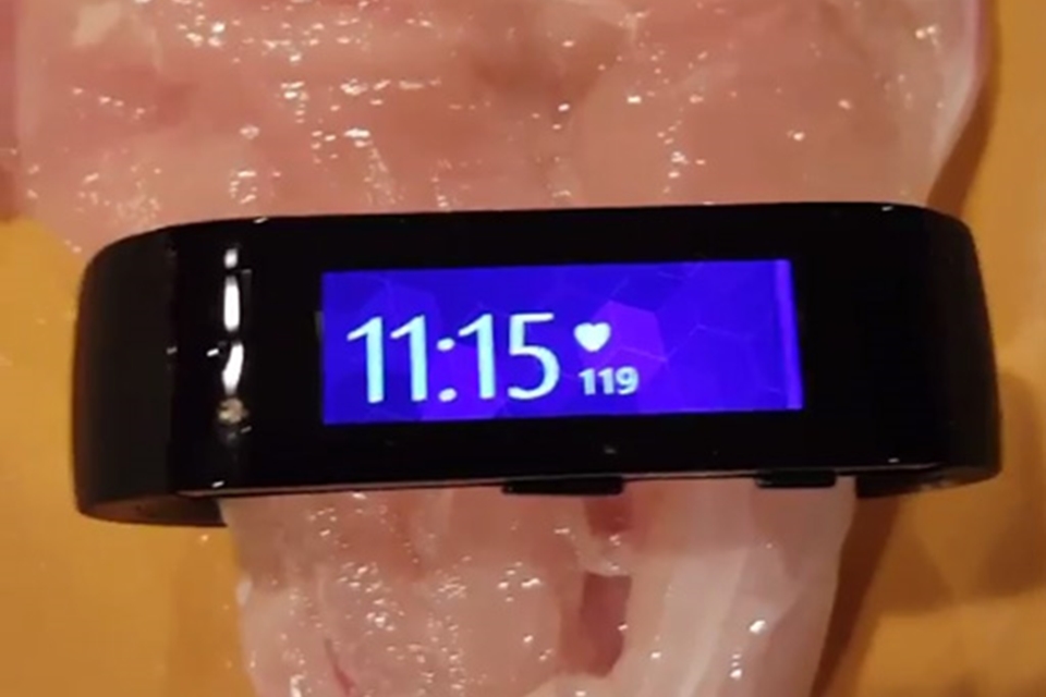 Imagem de Fail? Microsoft Band mede 119 batimentos por minuto em pedaço de frango cru no tecmundo