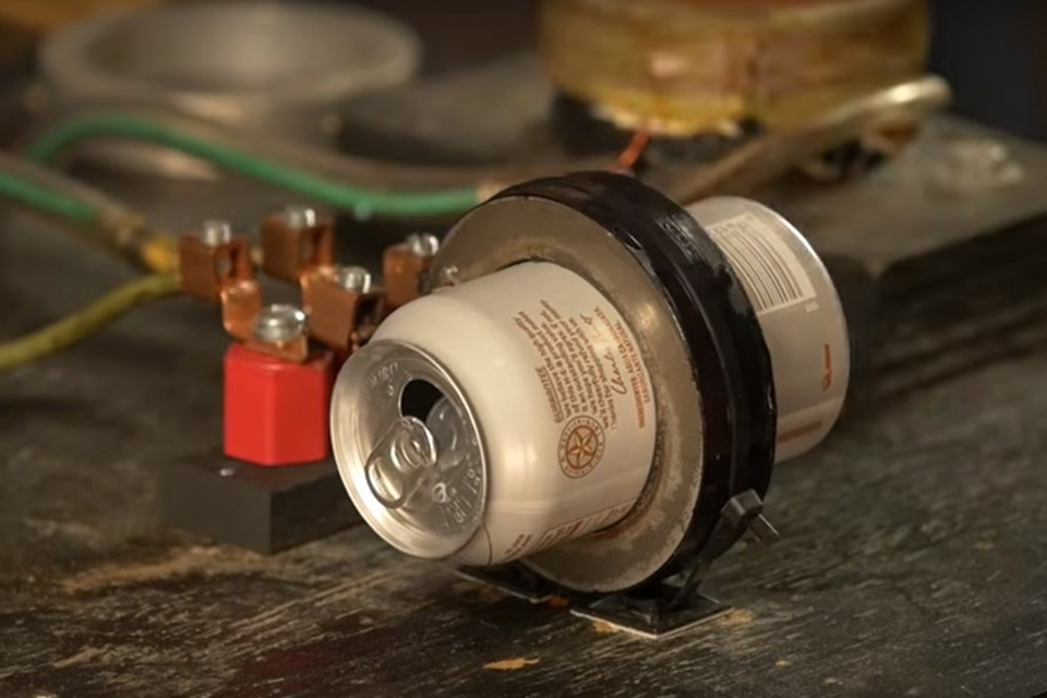 Imagem de Veja como explodir uma lata ao meio com eletromagnetismo no tecmundo