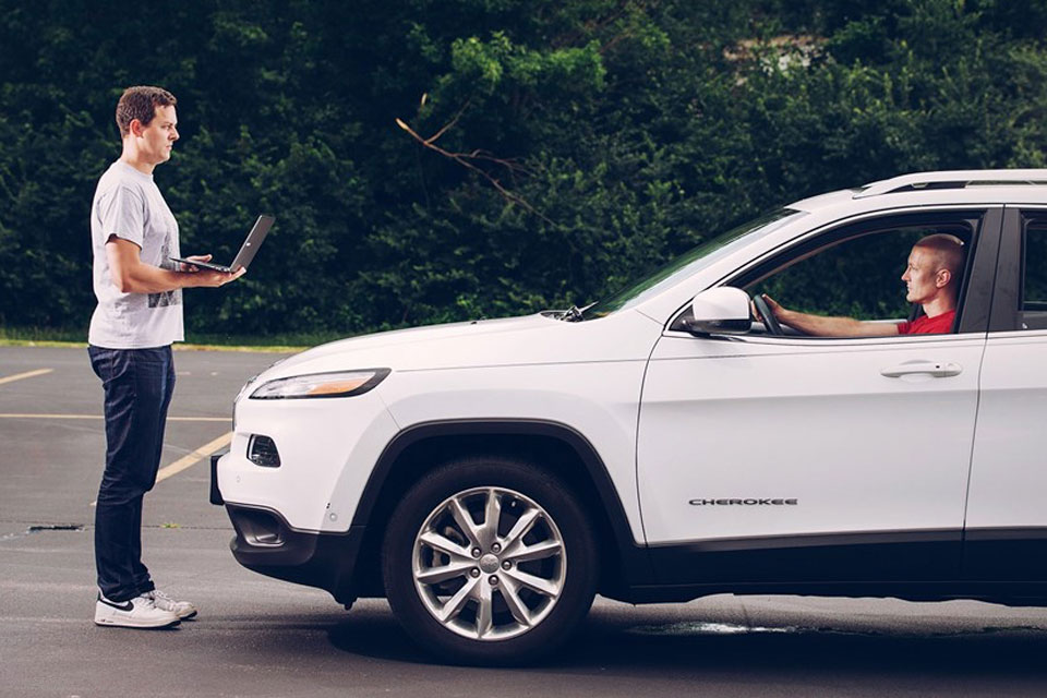 Imagem de Fiat Chrysler está pagando para hackers encontrarem falhas em seus carros no tecmundo