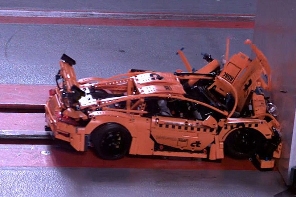 Imagem de Alguns gênios resolveram destruir um Porsche de LEGO por pura diversão no tecmundo
