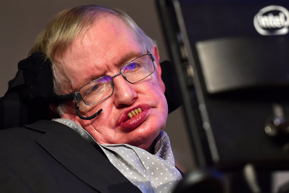 Imagem de Stephen Hawking diz que humanos precisam deixar a Terra e dominar a Lua no tecmundo