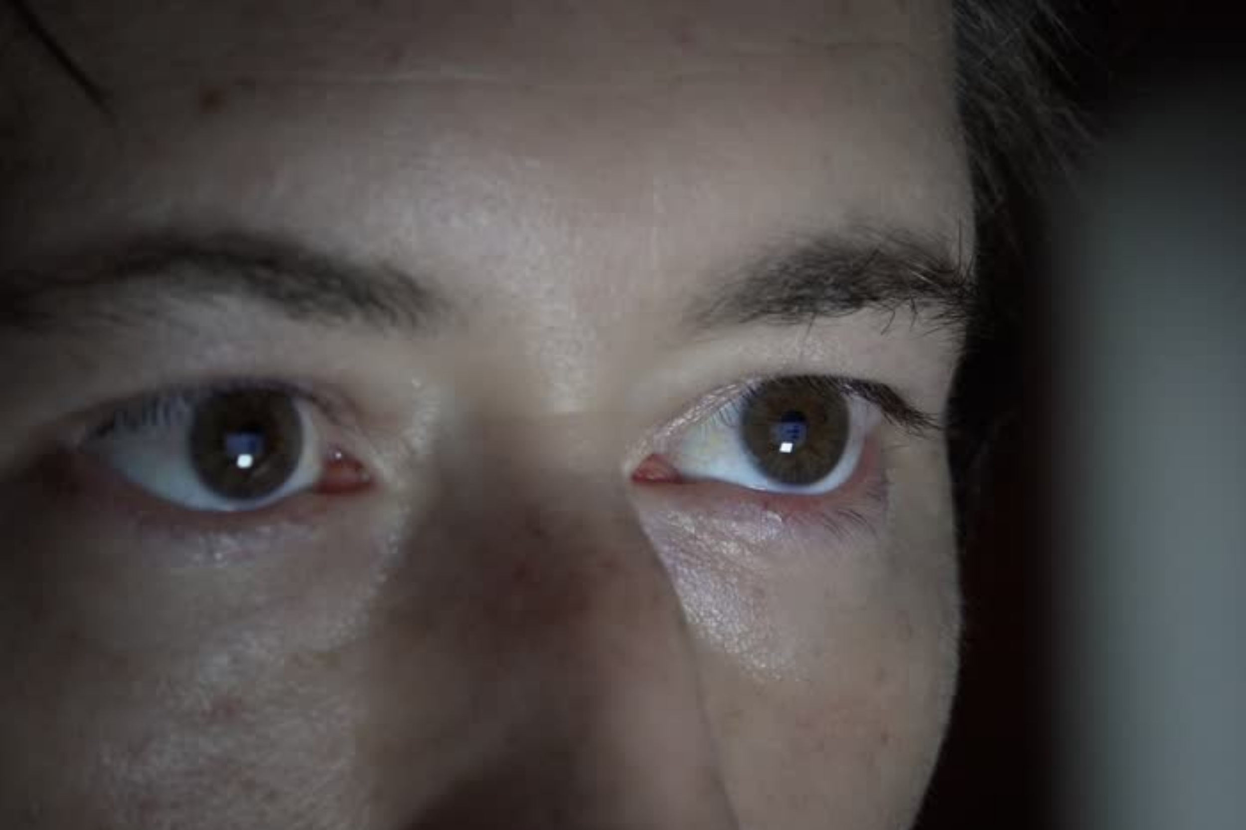 Imagem de Uso excessivo dos smartphones está alterando o formato dos nossos olhos no tecmundo