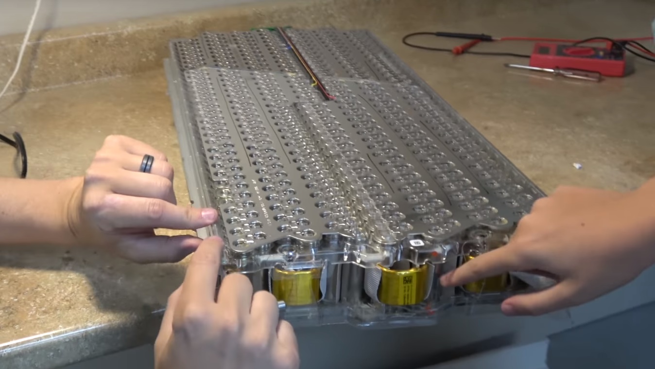 Imagem de Como é a bateria de m carro da Tesla? no tecmundo