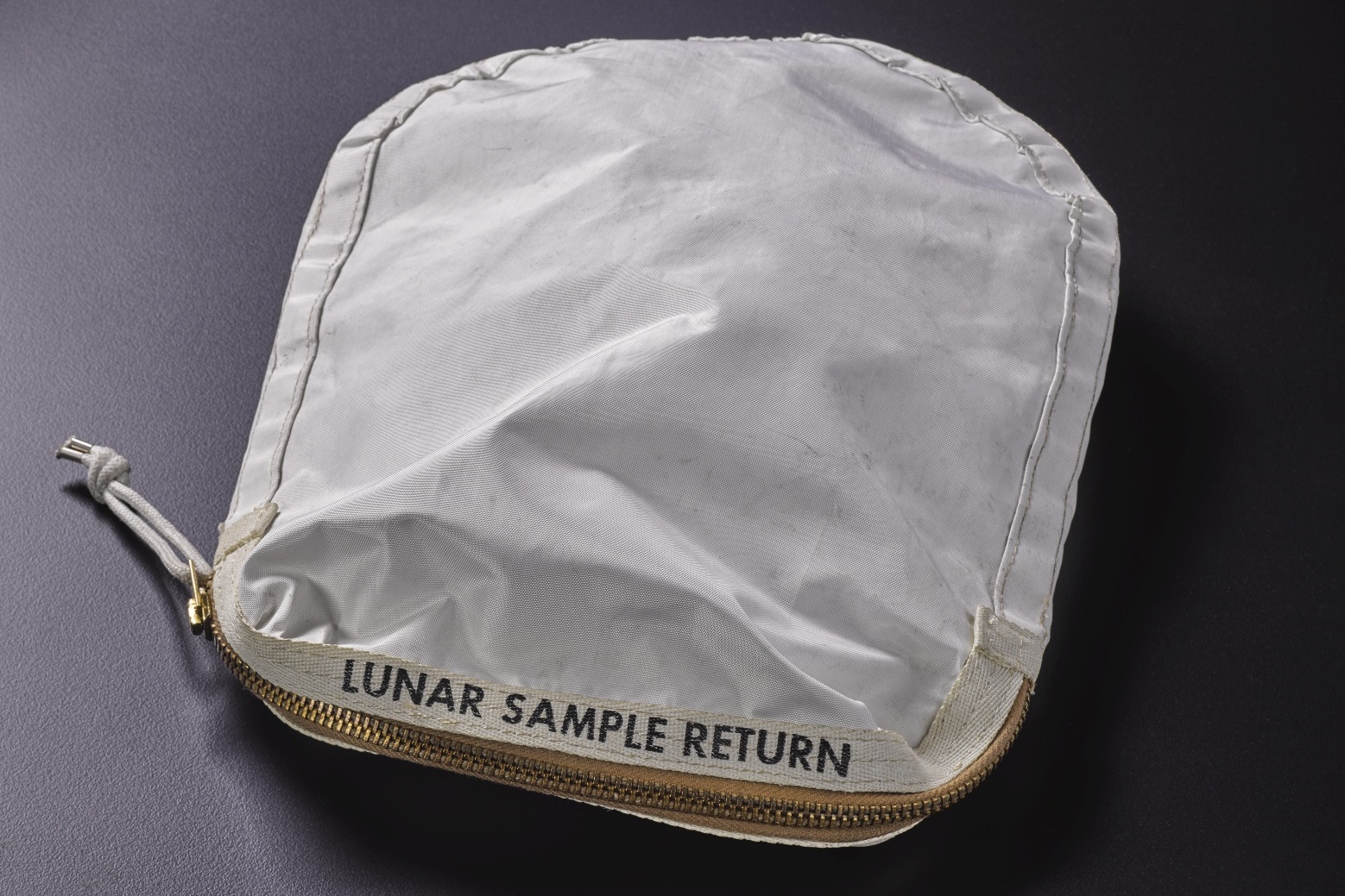 Imagem de Bolsa usada para trazer material da lua pela NASA é vendida por US$ 1,8 mi no tecmundo