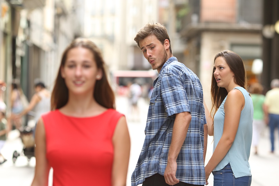 Imagem de De onde surgiu o meme do ‘namorado distraído’? no tecmundo