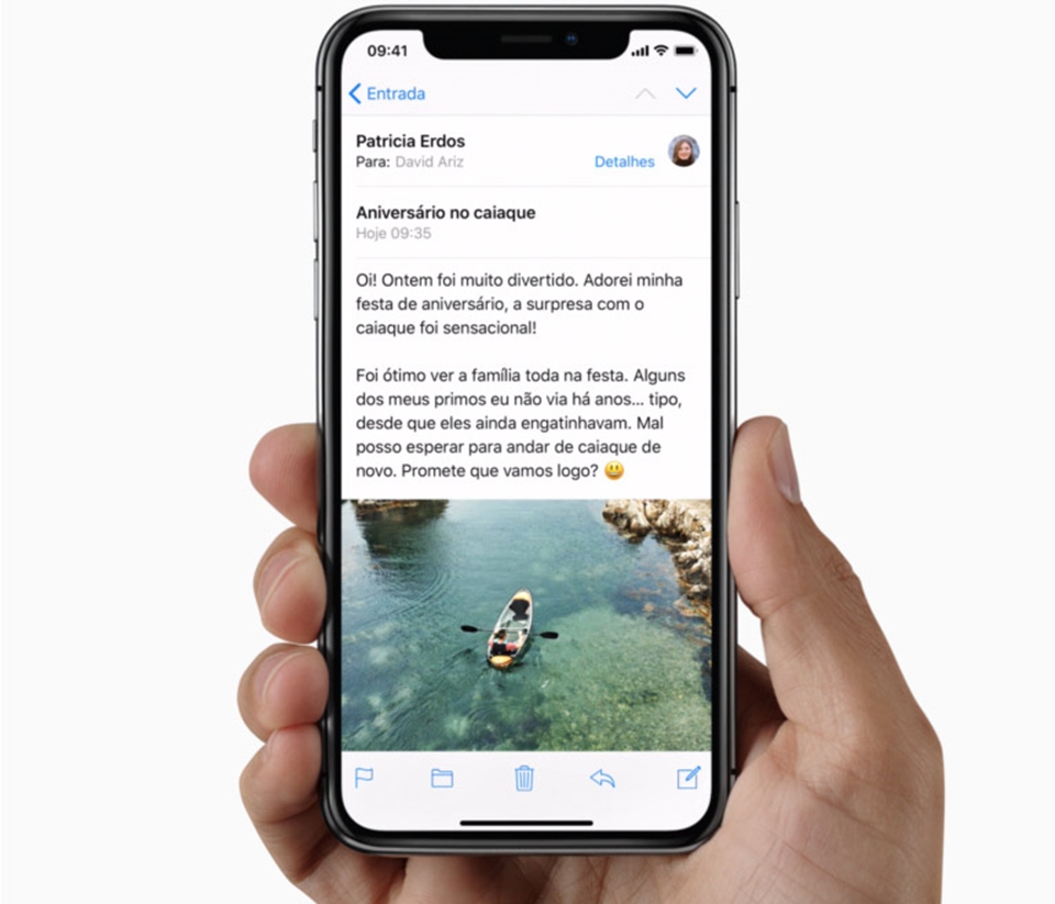 Uma mão segurando um celular