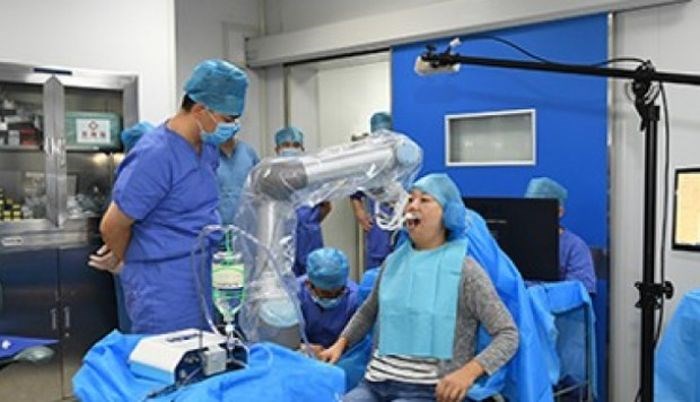 Conheça “Robô dentista” um aparelho chinês que realizou o primeiro transplante de dentes