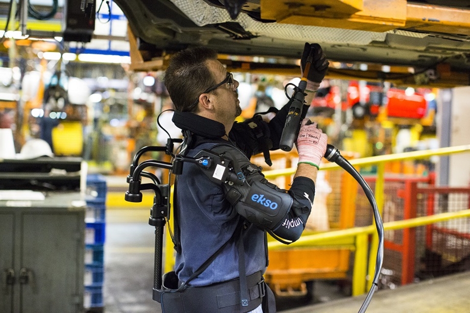 Imagem de Exoesqueleto que reduz a fadiga muscular é testado por funcionários da Ford no tecmundo