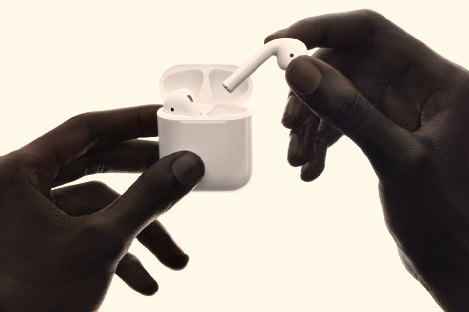 Imagem de Novos AirPods devem vir com o sucessor do iPhone X em 2018, diz analista no tecmundo