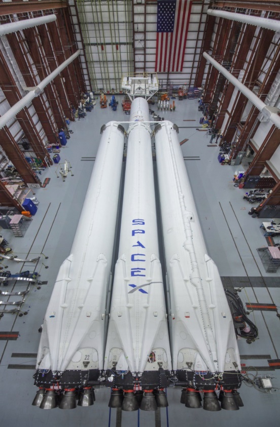 Musk exibe novas fotos do Falcon Heavy, o foguete mais poderoso do planeta Falcon-heavy-spacex-21112432420045