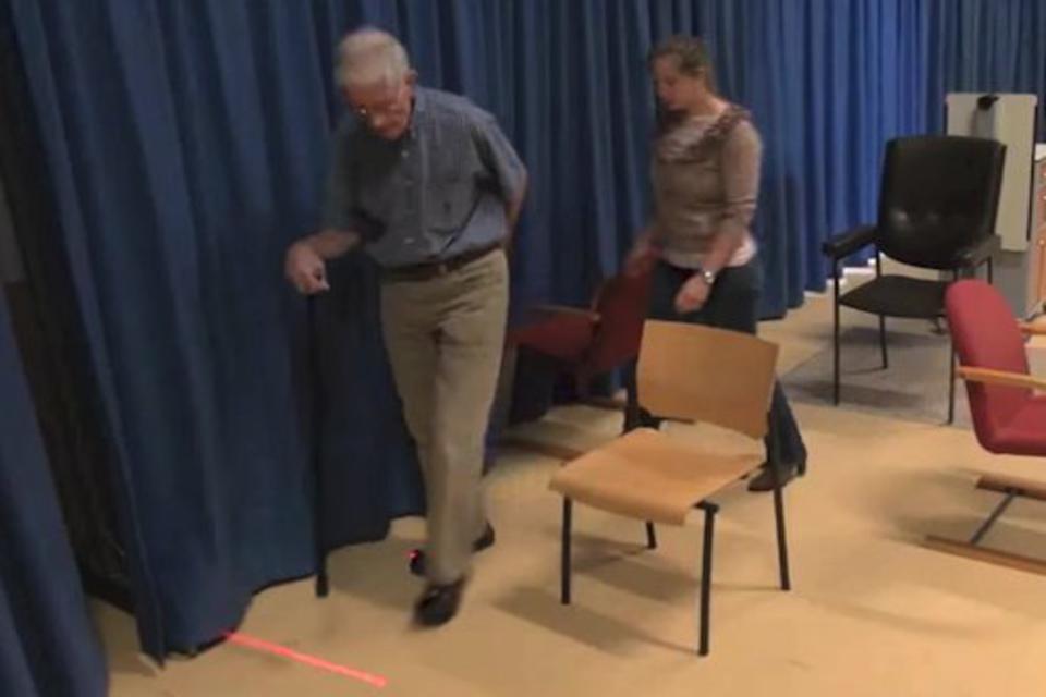 Imagem de Sapatos com laser ajudam pacientes com Parkinson a caminhar no tecmundo