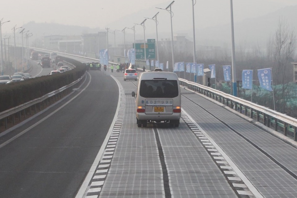 Imagem de Criminosos roubam pedaço de “estrada solar” chinesa dias após inauguração no tecmundo