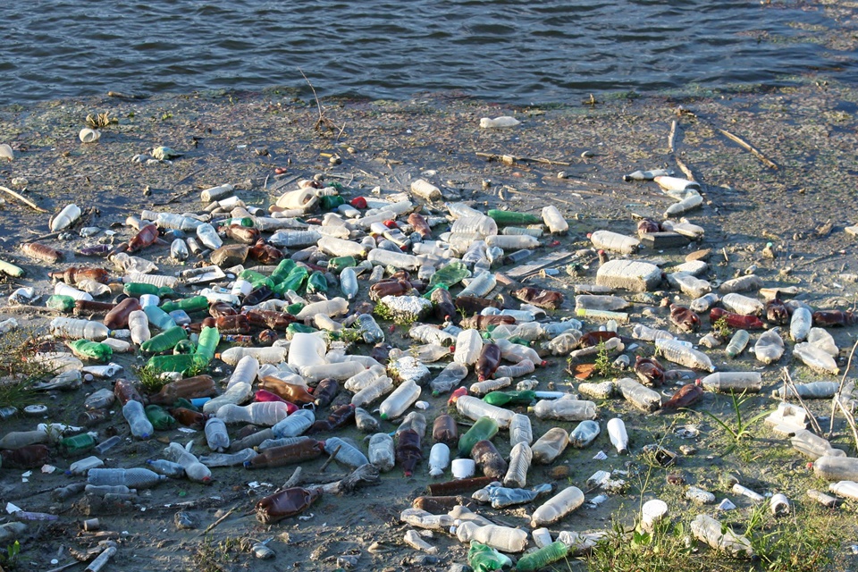Imagem de Cientistas criam enzima mutante que pode digerir garrafas de plástico no tecmundo