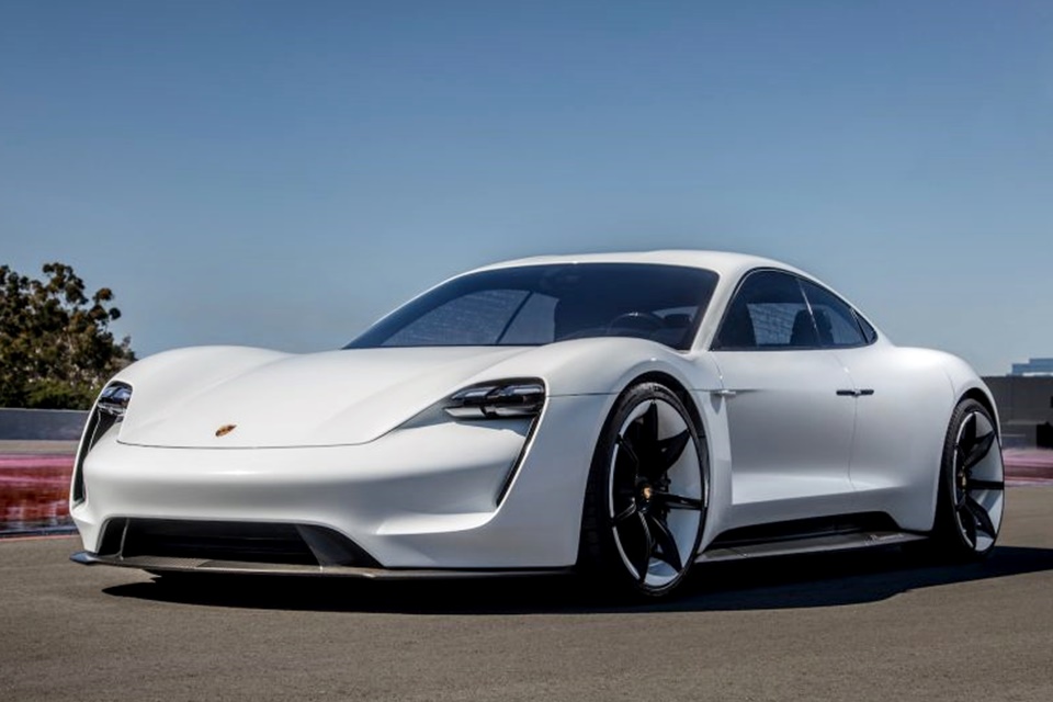 Imagem de Porsche revela o nome de seu sedan elétrico — e geral não curtiu muito no tecmundo