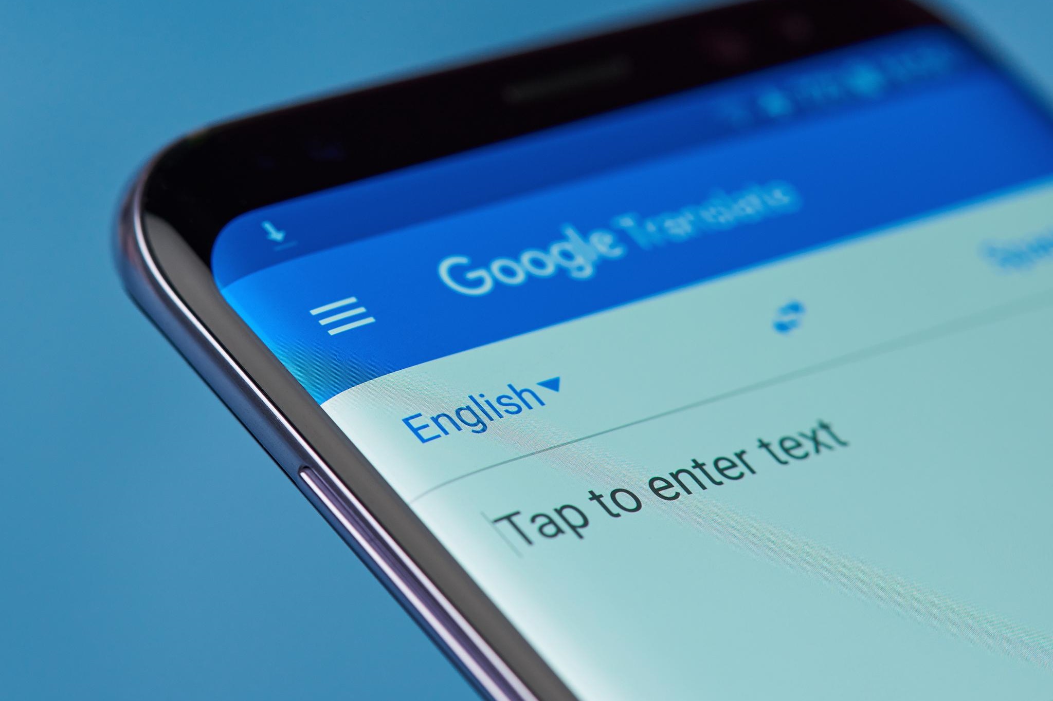 Imagem de Google traz tradução por inteligência artificial offline para Android e iOS no tecmundo