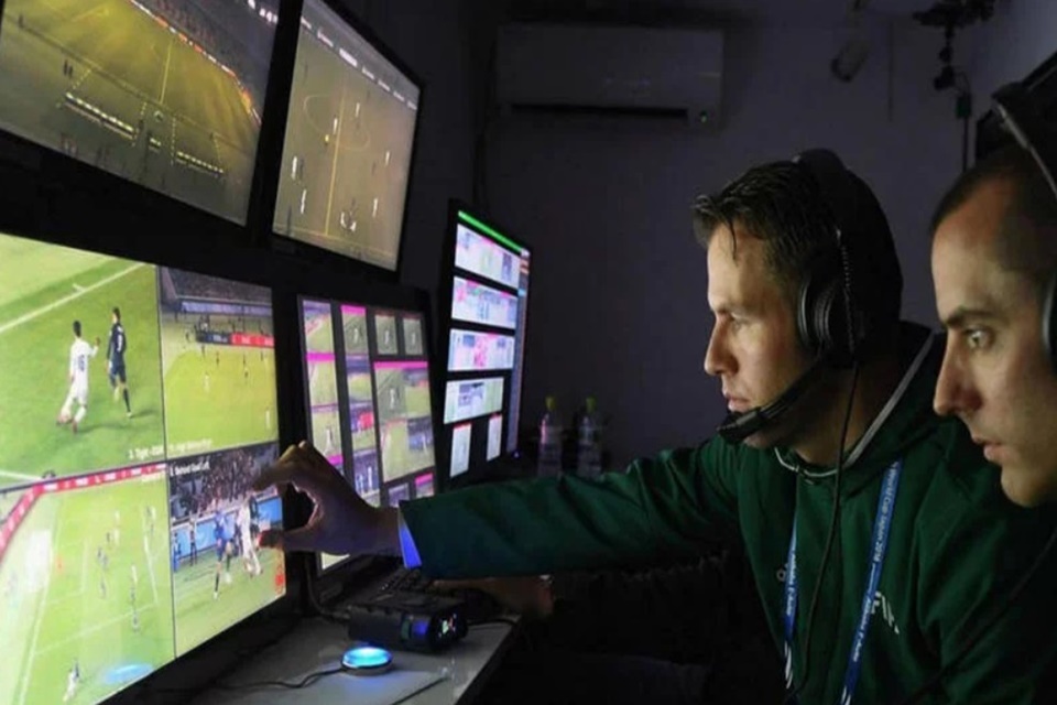 Imagem de Saiba como funciona o VAR, o árbitro de vídeo que será usado na Copa no tecmundo