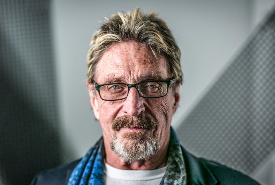 Imagem de John McAfee é internado, diz que foi envenenado por inimigo e quer vingança no tecmundo