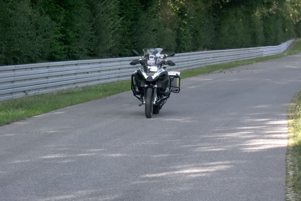 Imagem de BMW cria moto que anda e estaciona sozinha no tecmundo