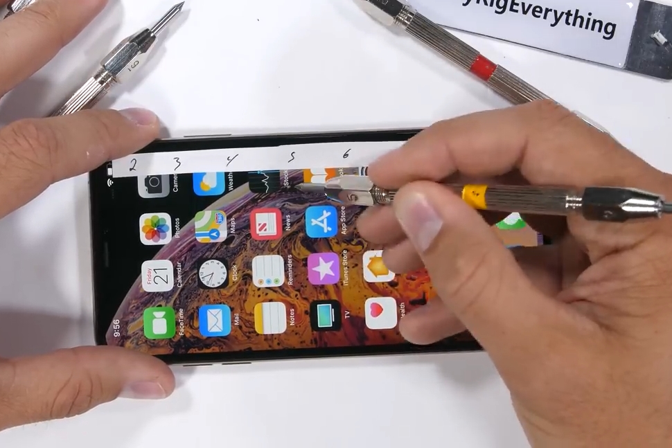 Imagem de Youtuber arranha, risca e queima o iPhone XS Max em teste de durabilidade no tecmundo