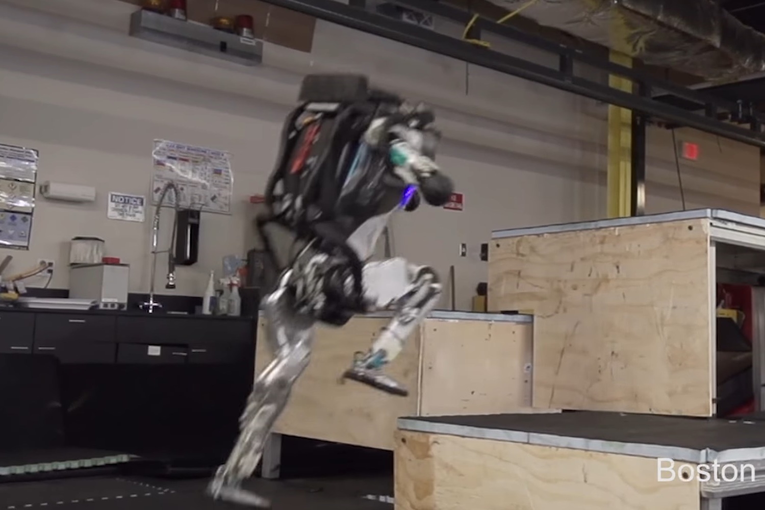 Imagem de Atlas, o robô da Boston Dynamics, agora sabe fazer Parkour no tecmundo
