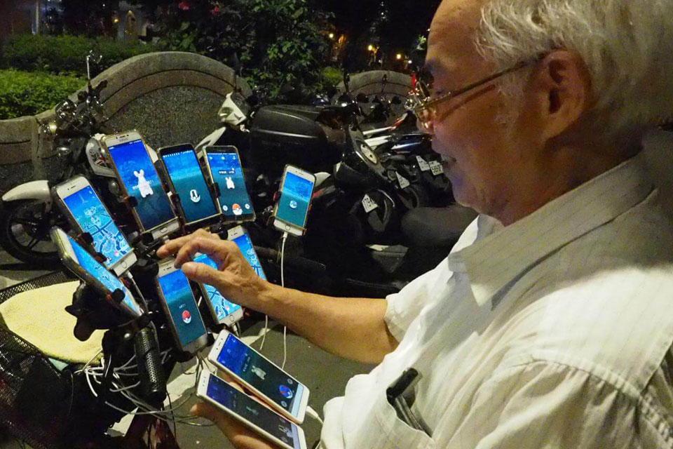 Imagem de Idoso de 70 anos consegue jogar Pokémon Go em 11 smartphones ao mesmo tempo no tecmundo