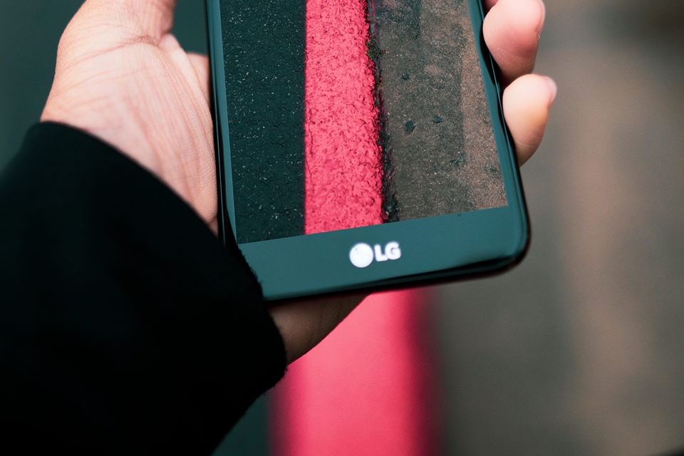 Imagem de LG registra patente de smartphone com 16 câmeras traseiras no tecmundo
