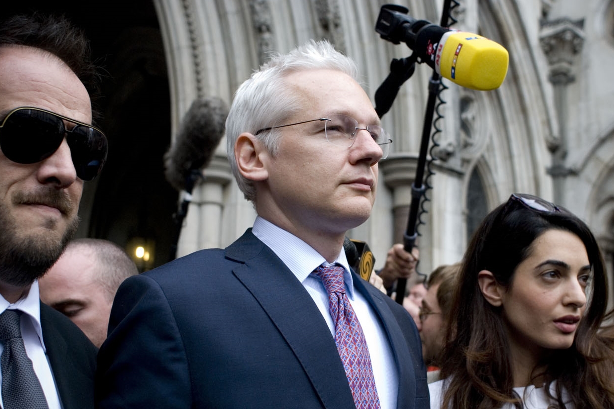 Imagem de Julian Assange é preso na embaixada do Equador em Londres no tecmundo