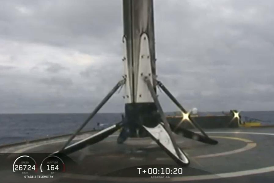 Imagem de SpaceX consegue pela primeira vez retornar os 3 propulsores com sucesso no tecmundo