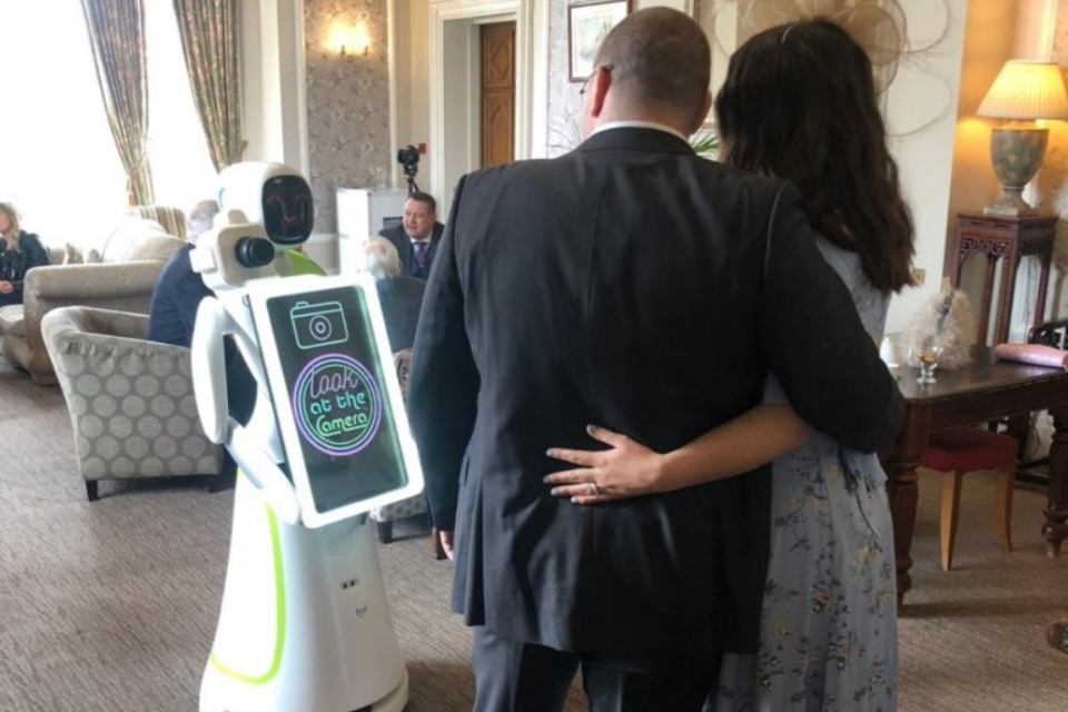 Imagem de Eva, o robô humanoide, atua como fotógrafa em casamento pela primeira vez no tecmundo
