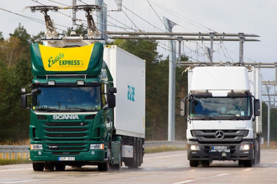 Imagem de Estrada alemã tem "cabos" que carregam caminhões elétricos em movimento no tecmundo