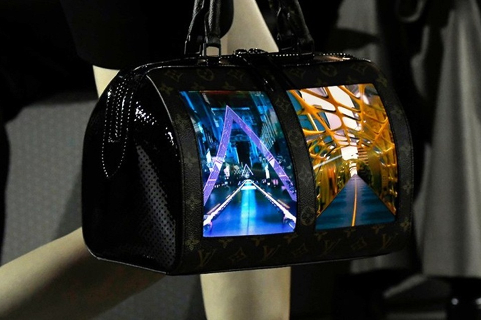 Imagem de Louis Vuitton lança bolsa com telas que funcionam como extensão do celular no tecmundo