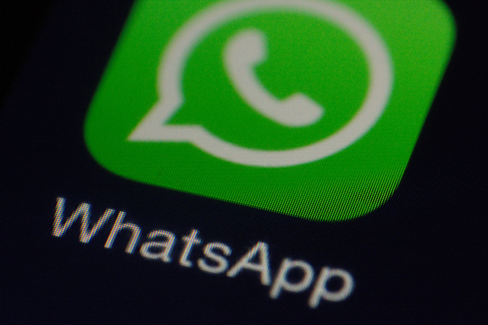 Imagem de Tá chegando! Modo noturno do WhatsApp aparece em telas de grupos e contatos no tecmundo