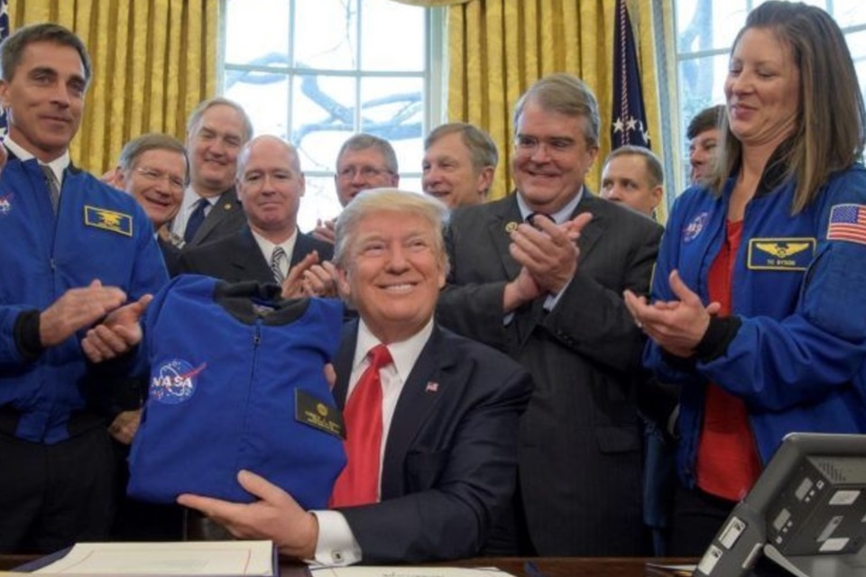 Imagem de Em tweet confuso, Trump pede para NASA deixar ida à Lua e focar em Marte no tecmundo