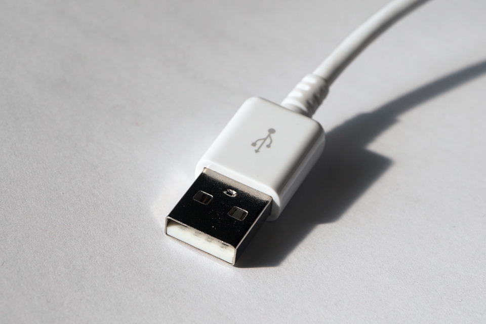 Imagem de Existe um motivo para o USB ser tão difícil de plugar, explica criador no tecmundo
