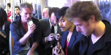 Imagem de Banda substitui instrumentos por iPhones e toca no metrô de Nova Iorque no site TecMundo